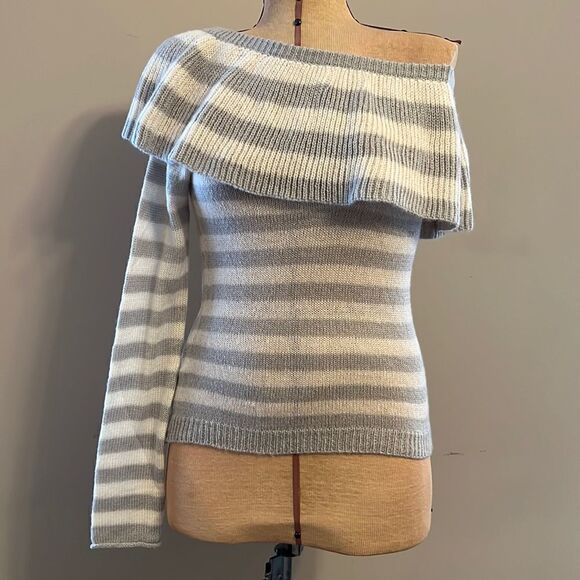 NWT Romeo + Juliet Couture Grey & White One Shoulder Ruffle Sweater - Size Small - Picture 1 of 9